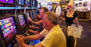 Mesin slot online berwarna cerah dengan roda berputar